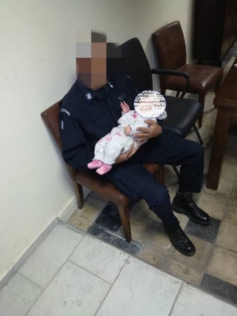 Eικόνες που συγκινούν: Γεννήθηκε στη φυλακή και... επιστρέφει στη φυλακή | iefimerida.gr 0