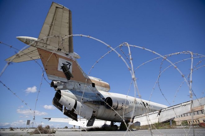 Ένα αεροπλάνο της Cyprus Airways, περικυκλωμένο από σύρματα