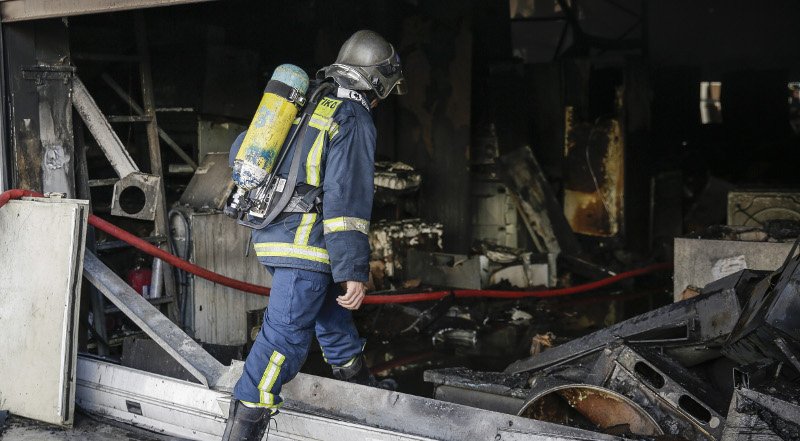 Πυρκαγιά στο Περιστέρι: Εικόνες ολικής καταστροφής στην αποθήκη -Ζημιές σε σπίτια | iefimerida.gr 3