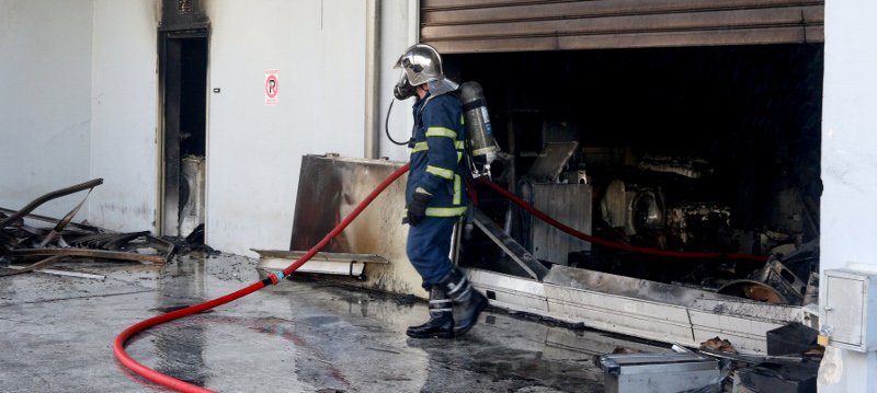 Πυρκαγιά στο Περιστέρι: Εικόνες ολικής καταστροφής στην αποθήκη -Ζημιές σε σπίτια | iefimerida.gr 2