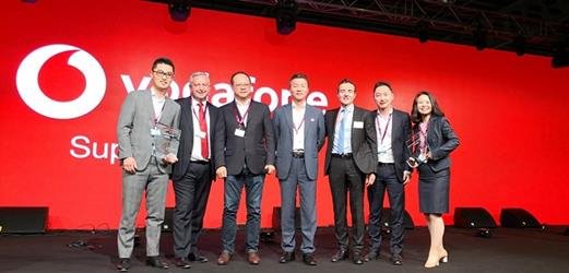 κ. Ninian Wilson (δεύτερος από αριστερά) Global Supply Chain Director & CEO της Vodafone Procurement Company, παρέδωσε το βραβείο στον κ. Vincent Pang (τρίτος από αριστερά) Πρόεδρος της Huawei Western European Region, και στον κ. Eric Yang (πρώτος από αριστερά) Πρόεδρος του λογαριασμού Vodafone της Huawei