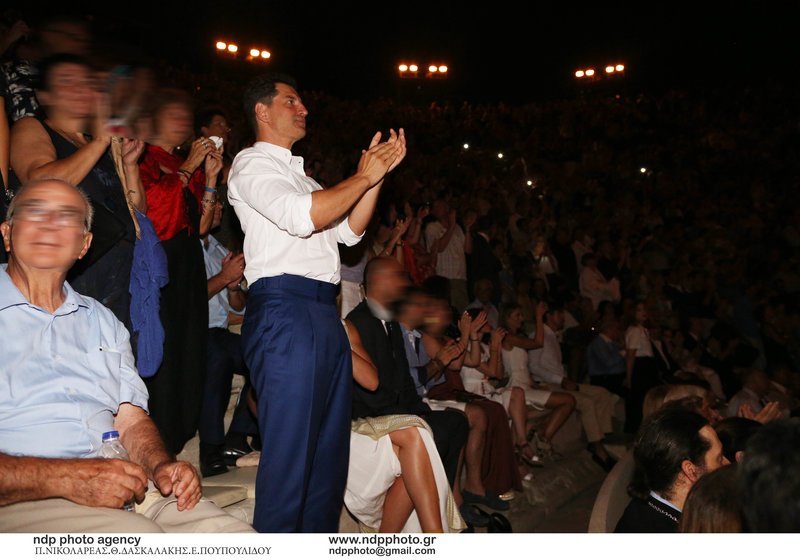 Ο Σάκης Ρουβάς χειροκροτούσε όρθιως την Νάνα Μούσχουρη