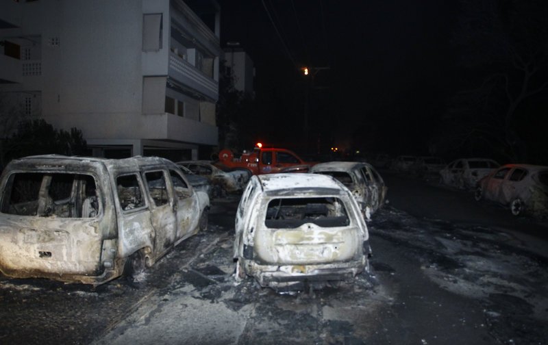 Αυτοκίνητα έχουν καεί ολοσχερώς στην Ραφήνα/Φωτογραφία Eurokinissi