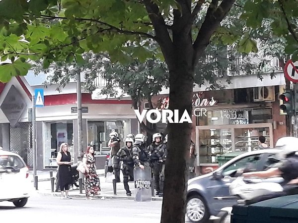 Θεσσαλονίκη: Επεισόδια στην πορεία για τη Μακεδονία -Τραυματίας αστυνομικός | iefimerida.gr 0