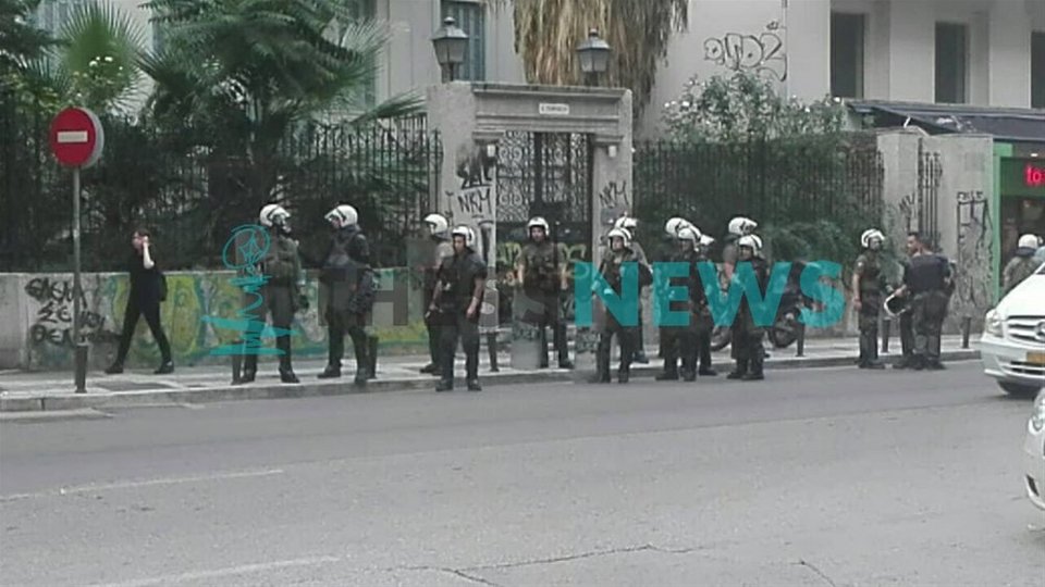 Θεσσαλονίκη: Επεισόδια στην πορεία για τη Μακεδονία -Τραυματίας αστυνομικός | iefimerida.gr 3