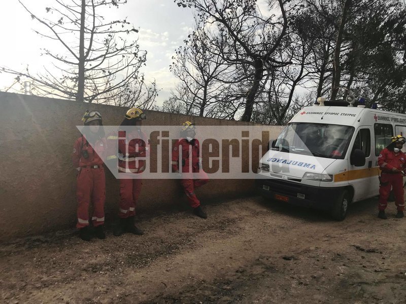 Οι διασώστες έξω από το σημείο που βρέθηκαν οι σοροί στο Μάτι