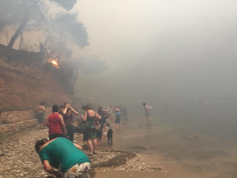 Σπαρακτικές εικόνες στο Μάτι: Εκατοντάδες άνθρωποι στην παραλία για να σωθούν | iefimerida.gr 2