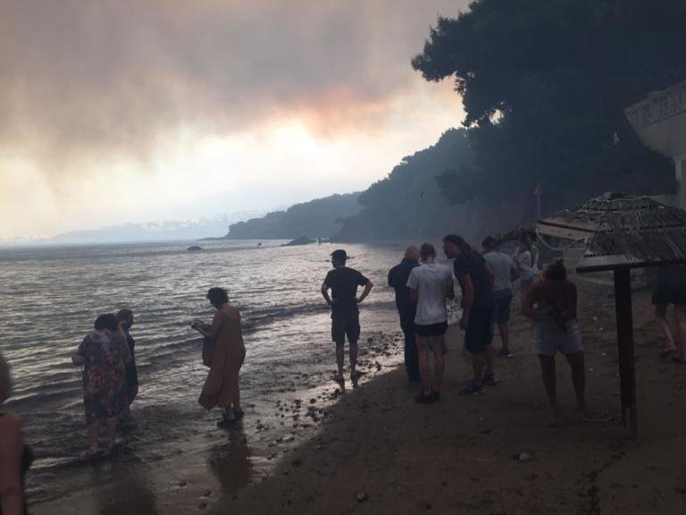 Σπαρακτικές εικόνες στο Μάτι: Εκατοντάδες άνθρωποι στην παραλία για να σωθούν | iefimerida.gr 1