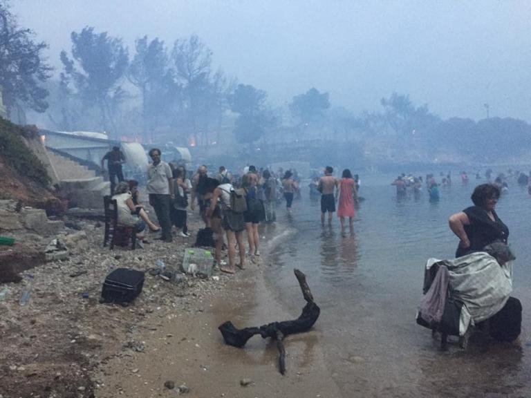 Σπαρακτικές εικόνες στο Μάτι: Εκατοντάδες άνθρωποι στην παραλία για να σωθούν | iefimerida.gr 6