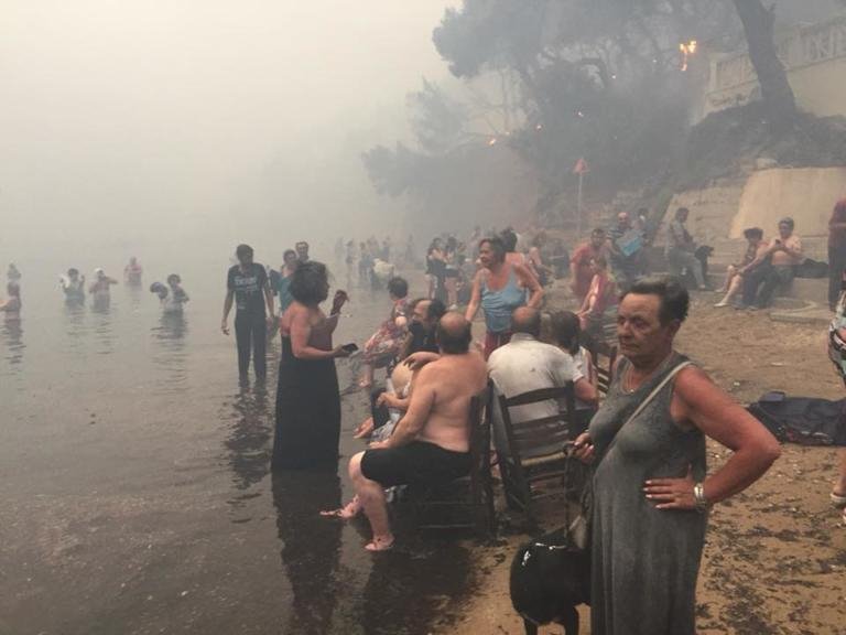 Συγκλονιστική φωτογραφία από το Μάτι/Facebook