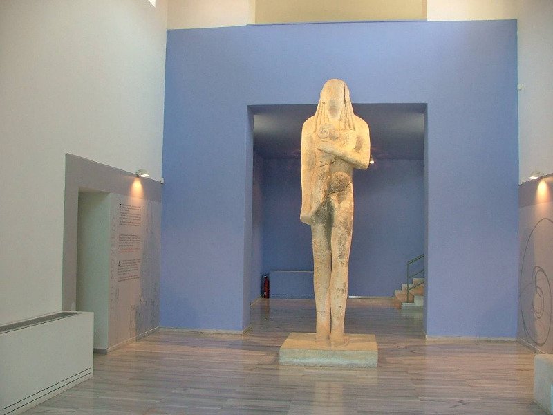 Ο γιγάντιος ΚΟύρος στην είσοδ του Μουσείου