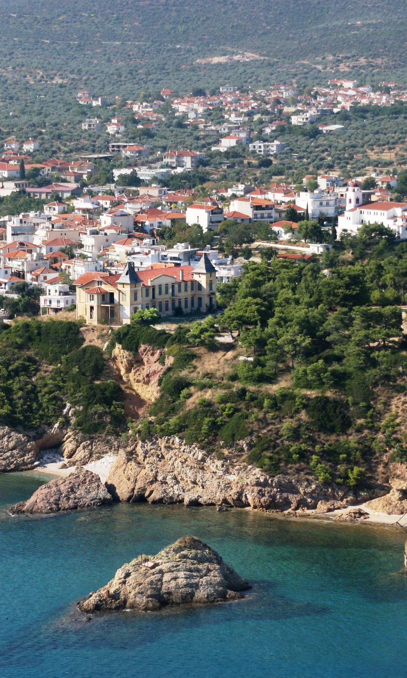 Δοκιμάστε «λιόκαφτο», ψάρι ψημένο στον ήλιο και σκουμπρί κομμένο στη μέση και ψημένο στα κάρβουνα.