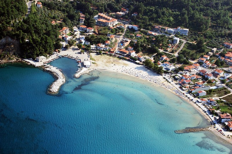 Ατελείωτες αμμουδιές και καταπράσινα δάση αγκαλιάζουν τις πλαγιές των βουνών