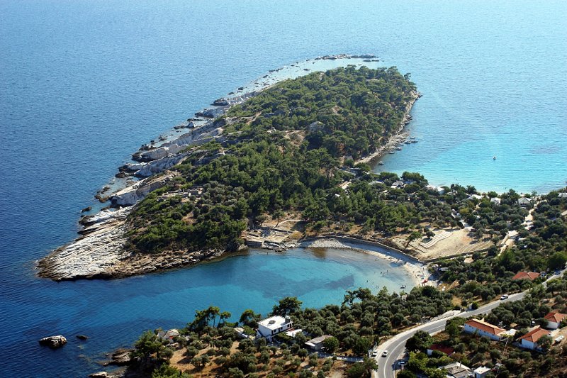 Ο επισκέπτης καθώς περπατάει ανακαλύπτει έναν τόπο γεμάτο πεύκα και πλατάνια, θάμνους έναν τόπο απαράμιλλης ομορφιάς