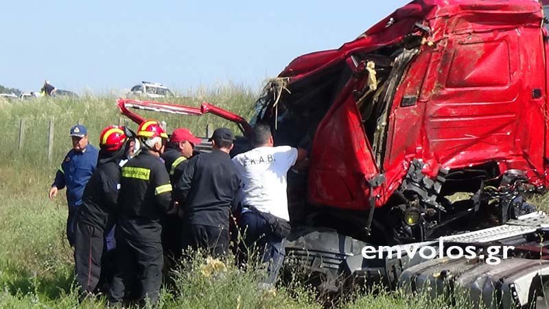 Ανδρες της Πυροσβεστικής και του ΕΚΑΒ ανέσυραν νεκρό τον οδηγό