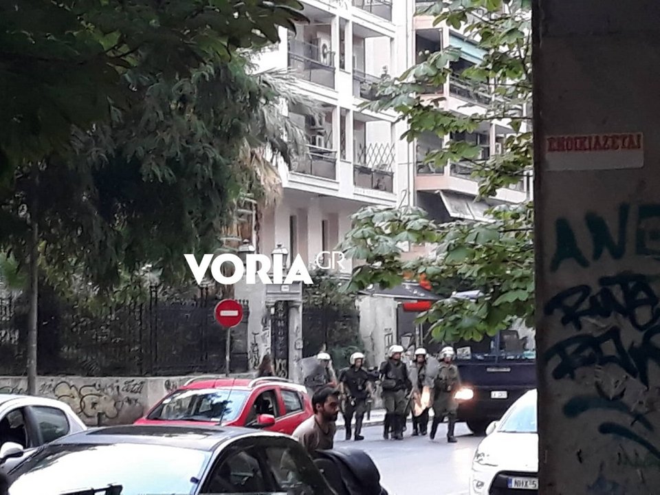 Θεσσαλονίκη: Επεισόδια στην πορεία για τη Μακεδονία -Τραυματίας αστυνομικός | iefimerida.gr 1