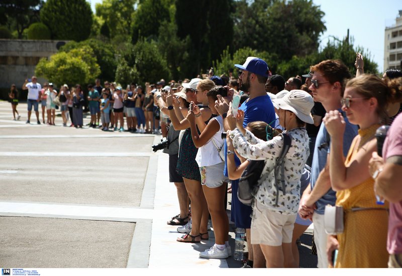 Βρέθηκαν τυχαία στην πλατεία και είδαν τη φωτογράφιση