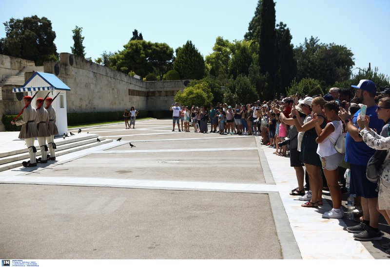 Οι τουρίστες έκπληκτοι σήκωσαν τις μηχανές