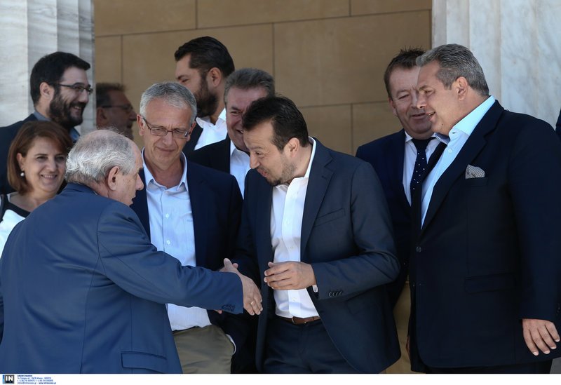 Υπό το βλέμμα Καμμένου
