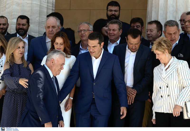 Ολοι έδωσαν μάχη για να κάτσουν πλάι στον Τσίπρα αλλά μόνο ο Γιάννης Δραγασάκης τα κατάφερε