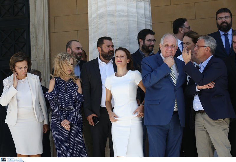 Πίσω και αριστερά οι κύριοι Στάθης Γιαννακίδης (νέος υφυπουργός Οικονομίας), Λευτέρης Κρέτσος υφυπουργός Ψηφιακής Πολιτικής και Κωνσταντίνος Στρατής (υφυπουργός Πολιτισμού και Αθλητισμού)