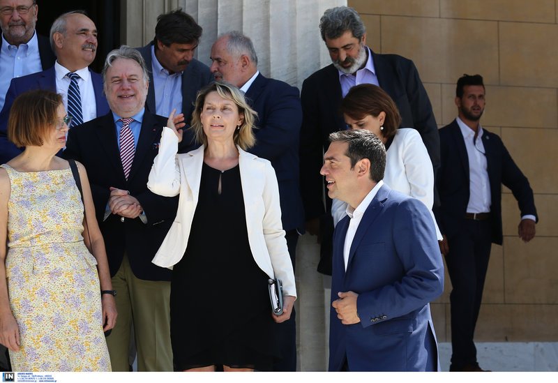 Ο Αλέξης Τσίπρας προσέρχεται για να πάρει τη θέση του για την οικογενειακή φωτό
