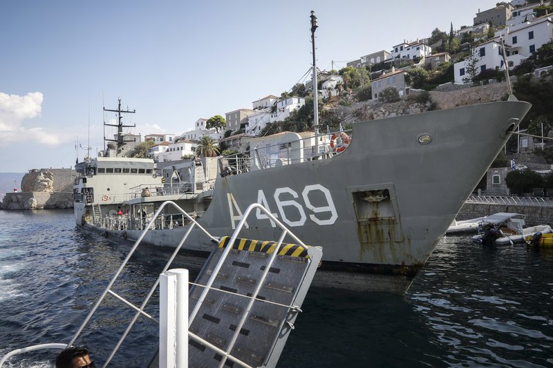 Η υδροφόρα του πολεμικού ναυτικού που κατέπλευσε στην Υδρα τα ξημερώματα