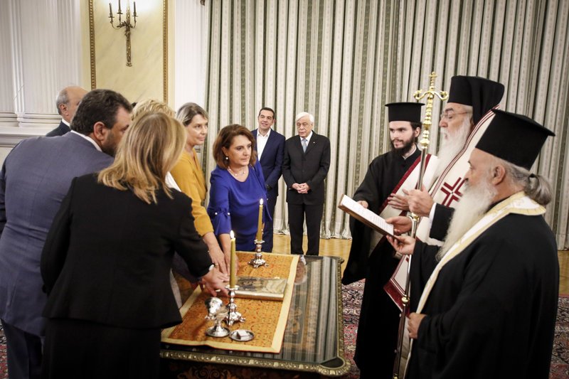 Ενώπιον του Προέδρου της Δημοκρατίας και παρουσία του Πρωθυπουργού ορκίσθηκαν από τον Επίσκοπο Μεθώνης κ. Κλήμη, οι: Μαρία- Ελίζα Ξενογιαννακοπούλου, ως Υπουργός Διοικητικής Ανασυγκρότησης., Σταύρος Αραχωβίτης, ως Υπουργός Αγροτικής Ανάπτυξης και Τροφίμων, Μαρίνα Χρυσοβελώνη, ως Υφυπουργός Εσωτερικών, Μαρία Κόλλια-Τσαρουχά, ως Υφυπουργός Εθνικής Άμυνας, Μάρκος Μπόλαρης, ως Υφυπουργός Εξωτερικών, Αικατερίνη Παπακώστα-Σιδηροπούλου, ως Υφυπουργός Προστασίας του Πολίτη, Ολυμπία Τελιγιορίδου, ως Υφυπουργός Αγροτικής Ανάπτυξης και Τροφίμων.