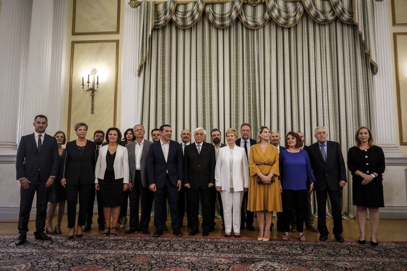 Η καθιερωμένη αναμνηστική φωτογραφία μετά την ορκωμοσία του νέου Υπουργικού Συμβουλίου