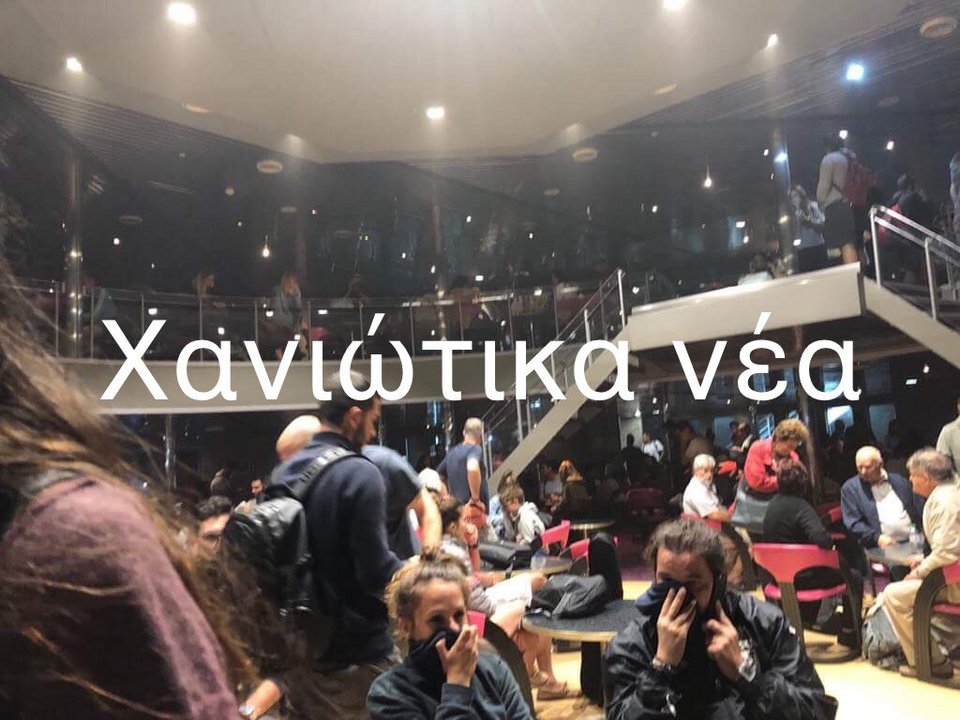 Επιβάτες στο σαλόνι του Ελ. Βενιζέλος προσπαθούν να προστατευτούν από τον καπνό