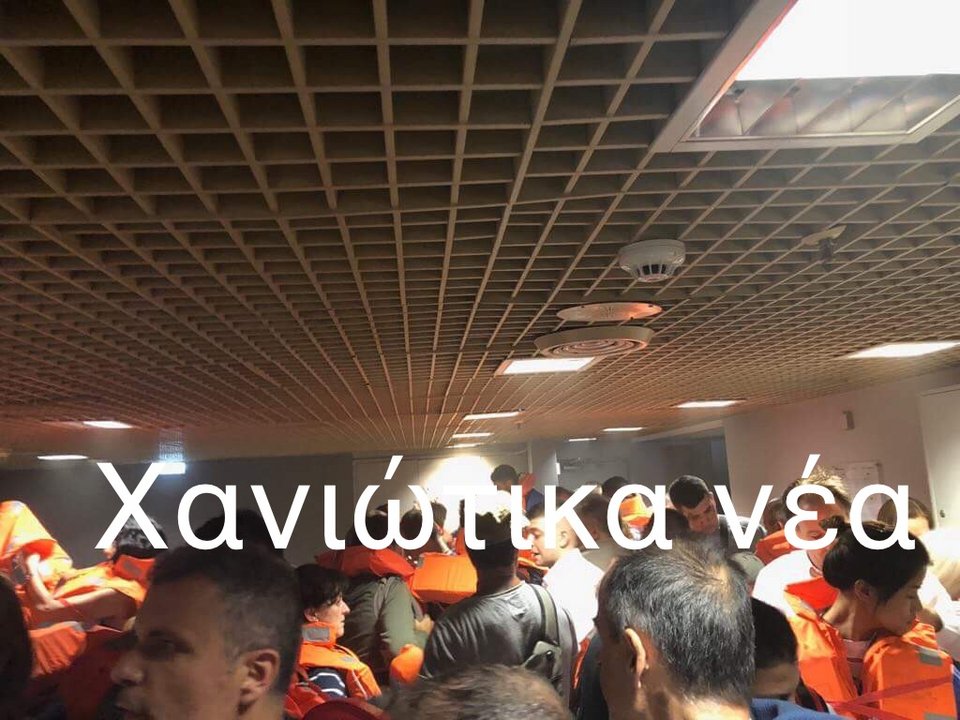 Το πλήρωμα μοιράζει σωσίβια στους επιβάτες
