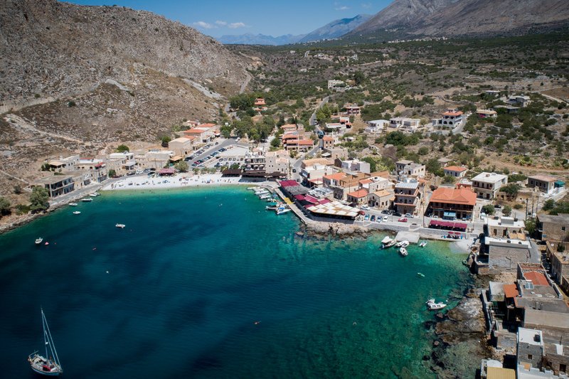 Τα καταγάλανα νερά στον Γερολιμένα Μάνης
