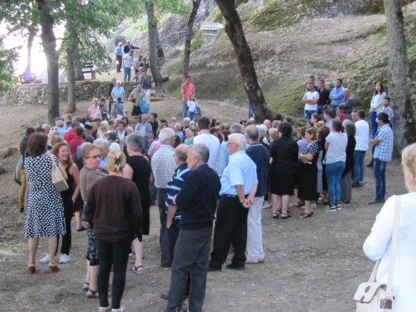 ΕΔω αναβλύζει και το άγιο νέρο, μόνο όσο διαρκεί το τραπέζι