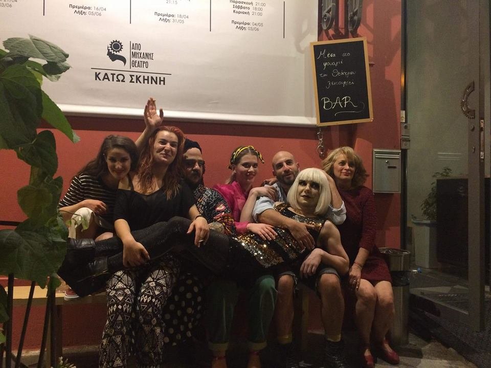 Ξαπλωμένος πάνω στους συνεργάτες του στην παράσταση «ΚΤΕΛ για Κρέστενα». Φωτογραφία: Facebook