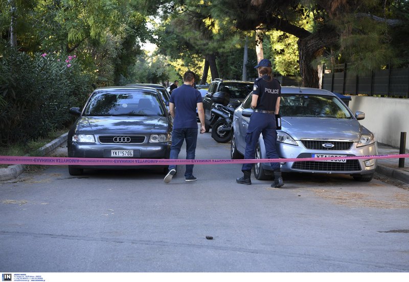 Η ΕΛ.ΑΣ. διεξάγει έρευνες έξω από το σπίτι που βρέθηκε δολοφονημένη η 33χρονη -Φωτογραφίες: Intimenews/ΒΑΡΑΚΛΑΣ ΜΙΧΑΛΗΣ