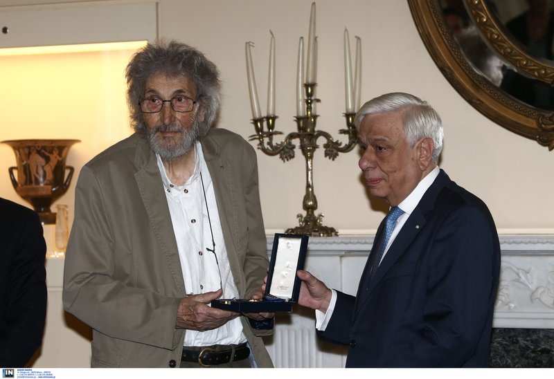 Ο Σωτήρης Σόρογκας παραλαμβάνει το βραβείο του