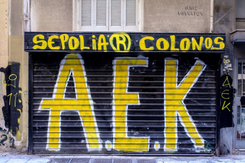Εικόνες από την επίθεση σε σύνδεσμο οπαδών της ΑΕΚ στον Κολωνό | iefimerida.gr 0