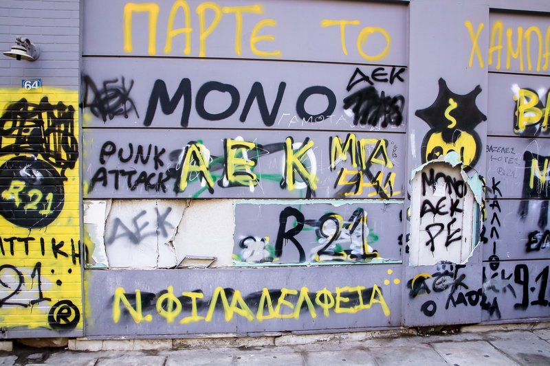 Εικόνες από την επίθεση σε σύνδεσμο οπαδών της ΑΕΚ στον Κολωνό | iefimerida.gr 1