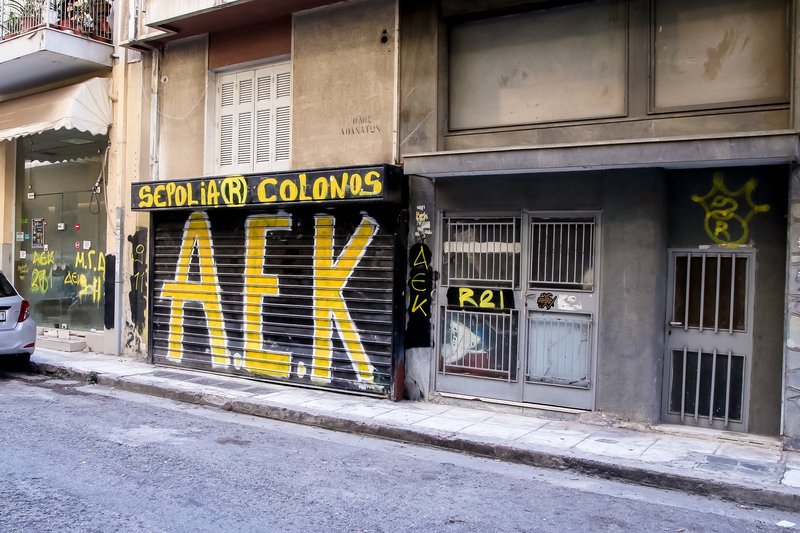 Εικόνες από την επίθεση σε σύνδεσμο οπαδών της ΑΕΚ στον Κολωνό | iefimerida.gr 2
