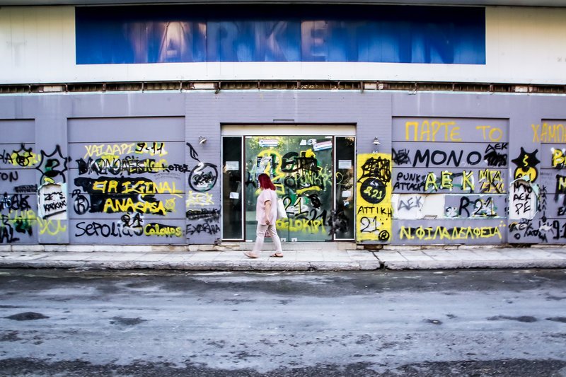 Εικόνες από την επίθεση σε σύνδεσμο οπαδών της ΑΕΚ στον Κολωνό | iefimerida.gr 3