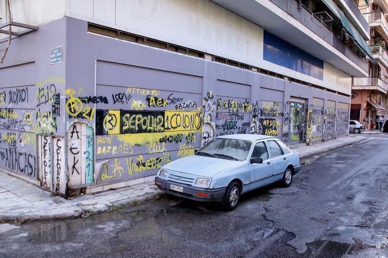 Εικόνες από την επίθεση σε σύνδεσμο οπαδών της ΑΕΚ στον Κολωνό | iefimerida.gr 4