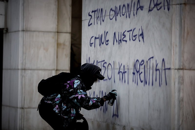 Μικρή μερίδα από αυτούς που ήταν στην συγκέντρωση σε κάποια στιγμή αποσπάστηκε στην Πανεπιστήμιου, έκανε ζημιές σε καταστήματα και «κατέβασε» τζαμαρίες, ενώ έγιναν ζημιές και σε ΑΤΜ -Φωτογραφίες: EUROKINISSI/ΣΤΕΛΙΟΣ ΜΙΣΙΝΑΣ