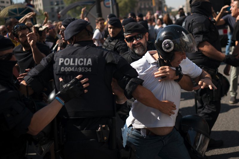 Τουλάχιστον 6 άνθρωποι συνελήφθησαν στη Βαρκελώνη σήμερα, καθώς διαδηλωτές υπέρ και κατά της ανεξαρτησίας της Καταλονίας συγκρούστηκαν με δυνάμεις της αστυνομίας