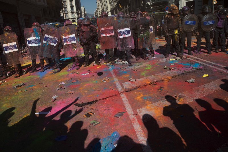 Ομάδες διαδηλωτών υπέρ της ανεξαρτησίας πέρασαν τη νύχτα της Παρασκευής στους δρόμους προκειμένου να αποτρέψουν μια διαδήλωση συμπαράστασης στους αστυνομικούς που είχαν κινητοποιηθεί πέρυσι στην Καταλονία.