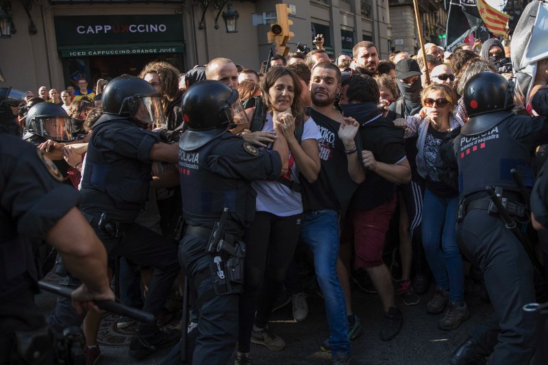 Για πολλές ώρες διαδηλωτές υπέρ της ανεξαρτησίας που φώναζαν συνθήματα όπως «Ούτε ξεχνάμε ούτε συγχωρούμε» βρέθηκαν αντιμέτωποι με διαδηλωτές υπέρ της ενότητας της χώρας που φώναζαν «Ζήτω η Ισπανία».