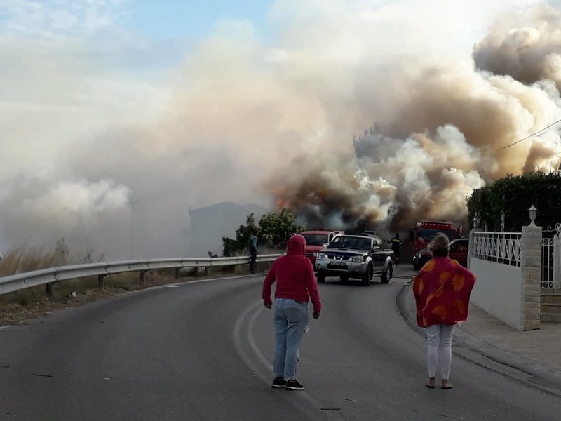 οι πυροσβεστικές δυνάμεις του νησιού επιχειρούν να δαμάσουν τις φλόγες