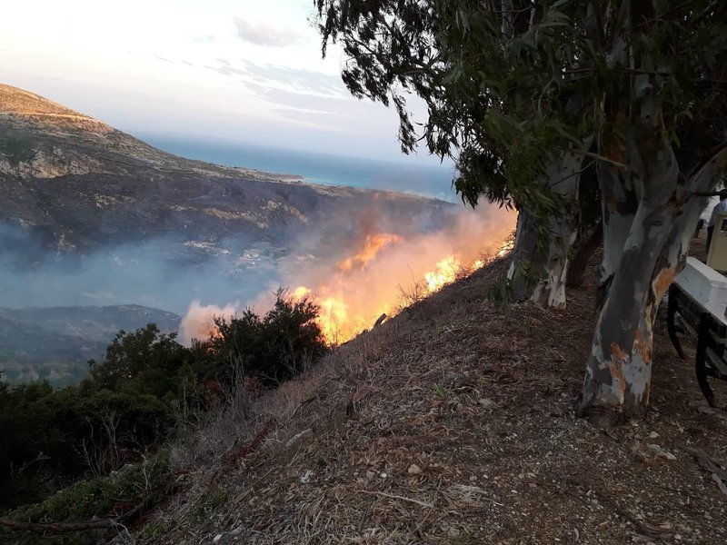 Στο αεροδρόμιο έχουν φτάσει ένα ελικόπτερο Super Puma και δύο καναντέρ, τα οποία θα επιχειρήσουν το πρωί