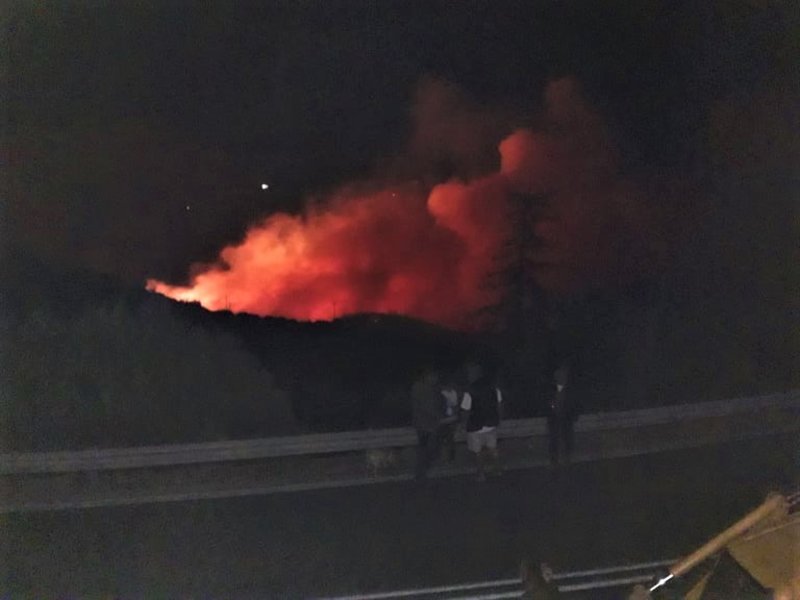Για δεύτερη συνεχόμενη νύχτα συνεχίζονται στη Κεφαλονιά οι μεγάλες πυρκαγιές