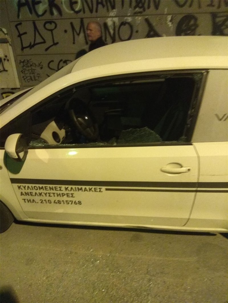 Εικόνες από την επίθεση σε σύνδεσμο οπαδών της ΑΕΚ στον Κολωνό | iefimerida.gr 8