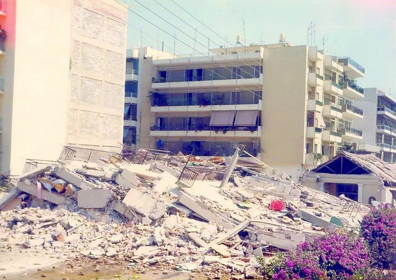 Στην πόλη της Καλαμάτας, 4 πολυκατοικίες κατέρρευσαν